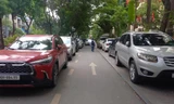 Xe đỗ chắn hết các nút vào trên tuyến đường dành cho người đi bộ