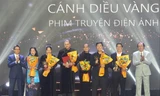 Phó Thủ tướng Vũ Đức Đam cùng NSND Trà Giang, Đào Bá Sơn trao giải Cánh diều Vàng cho ê-kíp “Đêm tối rực rỡ”