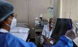 Một bác sĩ chụp X-quang cho bệnh nhân COVID-19 tại bệnh viện ở New Delhi ngày 1/5. Ảnh: Reuters