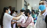 Thí sinh được đo nhiệt độ, sát khuẩn tay tại kỳ thi tốt nghiệp THPT năm 2021 đợt 1