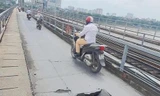 Lỗ thủng lớn trên mặt cầu Long Biên