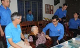 Anh Bùi Quang Huy, Bí thư thứ nhất T.Ư Đoàn thăm Mẹ Việt Nam Anh hùng Nguyễn Thị Mười (104 tuổi)