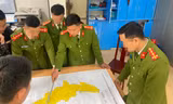 Trung úy Thào A Khư, Đội Kinh tế - Ma túy Công an huyện Điện Biên, tỉnh Điện Biên, họp bàn tác chiến với đồng đội