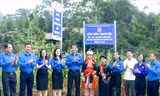 Bí thư T.Ư Đoàn Ngô Văn Cương (thứ 5 từ trái qua) cùng các đại biểu khánh thành công trình thanh niên tại khu tái định cư thôn Nà Khá (xã Năng Khả, huyện Na Hang, Tuyên Quang)