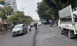 Đường Lê Duẩn lòng đường bị cào bóc, thảm nham nhở những ngày qua. Ảnh: Anh Trọng