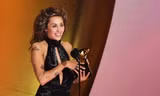 Lần đầu thắng Grammy nhưng Miley Cyrus không nhắc đến bố trong bài phát biểu