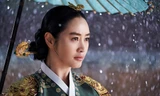 Cung đấu Hàn “Dưới Bóng Trung Điện”: Xứng tầm 20 năm Kim Hye Soo trở lại phim cổ trang
