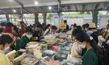 Hội sách TP.HCM tháng 11: Nhiều đầu sách hay giảm giá sâu, thậm chí bán theo cân
