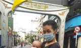 Bác Huy, người dân phố Tây đưa cháu 6 tháng tuổi đi sưởi nắng trên phố Bùi Viện chiều 30/9/2021. Bác nói: "Không có gì vui hơn khi hai ông cháu lần đầu được dạo phố thể dục sau nhiều tháng giãn cách nghiêm ngặt". 