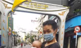 Bác Huy, người dân phố Tây đưa cháu 6 tháng tuổi đi sưởi nắng trên phố Bùi Viện chiều 30/9/2021. Bác nói: "Không có gì vui hơn khi hai ông cháu lần đầu được dạo phố thể dục sau nhiều tháng giãn cách nghiêm ngặt". 