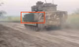 Xe chiến đấu bộ binh M2A2 Bradley Mỹ bàn giao cho Ukraine xuất hiện với áo giáp mới 