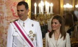 Tân vương Tây Ban Nha Felipe de Bourbon cùng Hoàng hậu Letizia. Ảnh: AFP)