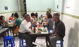 Đầu bếp Anthony Bourdain đăng ảnh ăn bún chả cùng Tổng thống Mỹ Obama trên Facebook. Ảnh: FBNV