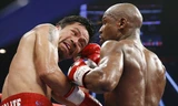 Mayweather thắng Pacquiao trong trận so găng lịch sử