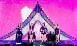 'Nam thần taxi driver' Lee Je Hoon mạnh mẽ trên phim nhưng lại hóa trẻ thơ bên nữ nhân BLACKPINK này