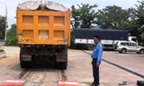 Hơn 3 tiếng đồng hồ, tài xế xe ben tải mới chịu đánh xe lên cân với kết quả quá tải 170%. Ảnh: CSGT cung cấp