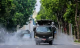 Quân đội phun khử khuẩn khu phố cổ và phố trung tâm Thủ đô