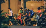 Chợ dân sinh đóng cửa, tiểu thương mua bán ngay dưới lòng đường lúc nửa đêm