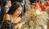 Ngắm những thiếu nữ xinh đẹp trong đêm Giáng sinh trên phố Hàng Mã