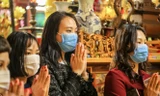 Rửa tay sát khuẩn, đeo khẩu trang: Người Hà Thành nô nức đi lễ chùa đầu năm 