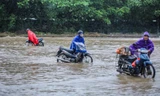 Lao vào biển nước sau trận mưa lớn kéo dài, nhiều xe 'chết đuối'