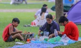 Đổ xô tới công viên Yên Sở cắm trại, nhiều người quên đeo khẩu trang