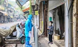 Cận cảnh kiểm tra, điều trị người nhiễm COVID-19 ở khu phố cổ