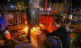 Người dân Thủ đô thức xuyên đêm canh nồi bánh chưng trên vỉa hè