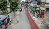 Tháo bỏ 'bức tường' tôn cao 2 m, dài 200m chia đôi đường tại Hà Nội để... phòng dịch