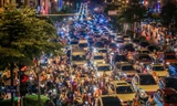 Đường phố Thủ đô tắc nghẹt sau cơn mưa lớn lúc tan tầm