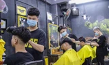 Cận cảnh người dân đổ xô đi cắt tóc trước giờ Hà Nội tạm dừng một số dịch vụ