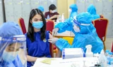 Cận cảnh Hà Nội tiêm mũi 2 vắc xin phòng COVID-19 cho học sinh