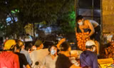 Phong tỏa chợ Long Biên, tiểu thương buôn bán ngoài đường cả đêm