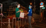 Ấm lòng những phần quà bên ngoài hàng rào phong tỏa