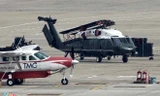 Trực thăng Marine One sau khi được đưa khỏi "ngựa thồ" C-17. Ảnh: Thuận Khánh.