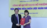 Phó Thống đốc Nguyễn Kim Anh trao quyết định cho đồng chí Nguyễn Thị Hòa