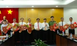 Lãnh đạo tỉnh Bình Dương trao quyết định và chúc mừng các đồng chí được bổ nhiệm.