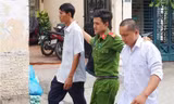Cảnh sát đưa nhóm bảo vệ chiếm nhà bà Thảo về trụ sở làm việc. Ảnh: Quốc Thắng.
