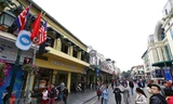 Cờ Mỹ, cờ Triều Tiền và cờ Việt Nam được trang trí tại đường phố ở Hà Nội. (Ảnh: Minh Quyết/TTXVN)