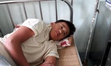 Trần Văn Cường (16 tuổi) bị sốt cao, đang được chăm sóc tại bệnh xá Bộ đội Biên phòng Quảng Trị