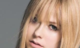 Avril Lavigne đột ngột chuyển style gợi cảm, nữ tính