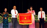 Phó Thủ tướng Thường trực Chính phủ Trương Hòa Bình tặng Cờ thi đua cho đại diện Sở Kế hoạch và Đầu tư Thành phố. (Ảnh:Hoàng Hải/TTXVN)