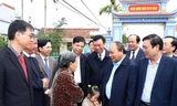 Thủ tướng Nguyễn Xuân Phúc thăm chúc Tết nhân dân và thăm mô hình nông thôn mới tại xã Hải Đông, huyện Hải Hậu. (Ảnh: Thống Nhất/TTXVN)