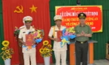 Thứ trưởng Nguyễn Văn Thành trao quyết định cho Thiếu tướng Lê Văn Út và Đại tá Nguyễn Văn Hiểu. Ảnh CAND