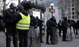 Một người biểu tình Áo vàng đứng trước chốt chặn của cảnh sát, ngày 8/12. (Ảnh: AFP)