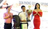 Golfer 13 tuổi Nguyễn Bảo Long trở thành người đầu tiên nhận cúp luân lưu Tiền Phong Golf Championship. Ảnh: Mạnh Thắng