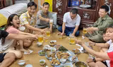 Không chỉ về nhà bạn gái ra mắt, “Mr.Cần Trô” còn giúp “mẹ vợ” livestream bán hàng
