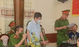 Công an đọc các quyết định khởi tố vụ án, khởi tố bị can và khám xét nơi làm việc của Giám đốc CDC Nam Định và 4 thuộc cấp - Ảnh: Hoàng Long