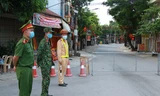 Ngày 8/5, lực lượng chức năng Hà Nam đã phong toả 2 khu dân cư liên quan đến bệnh nhân COVID-19 là nhân viên y tế chùa Tam Chúc - Ảnh: Giang Nam