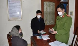 Công an Ninh Bình lấy lời khai của người phụ nữ cho vay nặng lãi - Ảnh: Hoàng Long